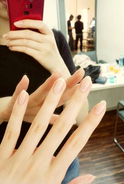 鈴木ゆうかの手の指が細くて長い 綺麗な手の平サイズも手タレ並に凄い ネットブレイク